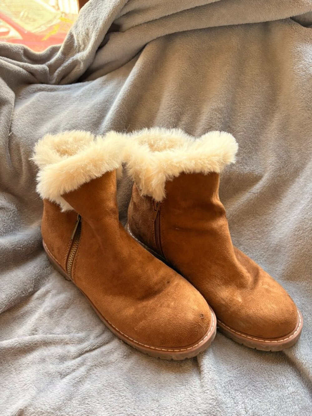 American Eagle Ugg Style Boots Women size 7